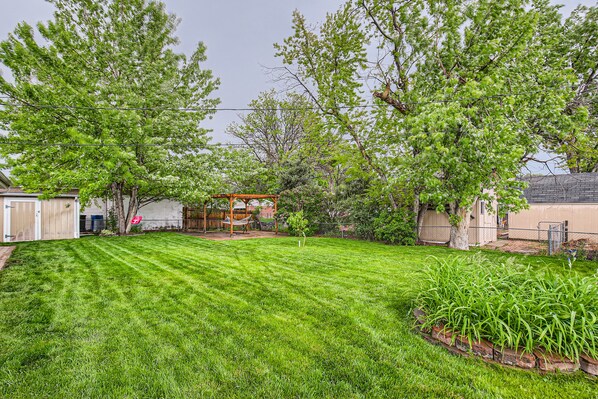 Property grounds - Modern home 4BR/2BAW/Arcade, Ping-Pong&Foosball.  Close to Denver and Boulder.   (Arvada)