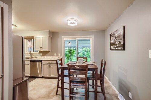 Modern home 4BR/2BAW/Arcade, Ping-Pong&Foosball.  Close to Denver and Boulder.  