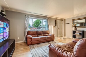 Smart TV, video games, DVD player, foosball - Modern home 4BR/2BAW/Arcade, Ping-Pong&Foosball.  Close to Denver and Boulder.   (Arvada)