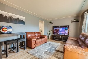 Smart TV, video games, DVD player, foosball - Modern home 4BR/2BAW/Arcade, Ping-Pong&Foosball.  Close to Denver and Boulder.   (Arvada)