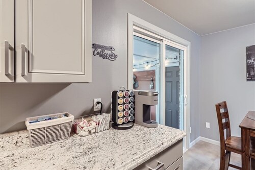 Modern 4BR Retreat - Arcade, Ping-Pong & Foosball. Den/Bldr.