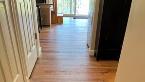 Suelo de madera con felpudo que muestra un alce y árboles.