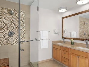 Douche, séchoir à cheveux, serviettes fournies, savon