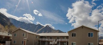 Cozy retreat within walking distance of anything in town and the salmon river!