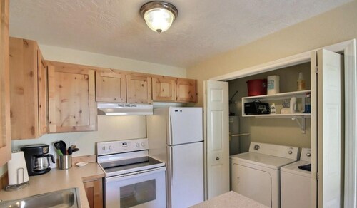 Cozy retreat within walking distance of anything in town and the salmon river!