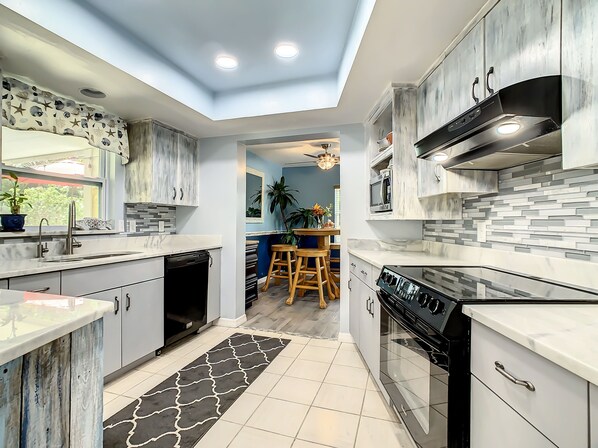 Réfrigérateur, four à micro-ondes, un four, surface de cuisson