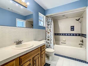 Baignoire à remous, séchoir à cheveux, serviettes fournies, savon