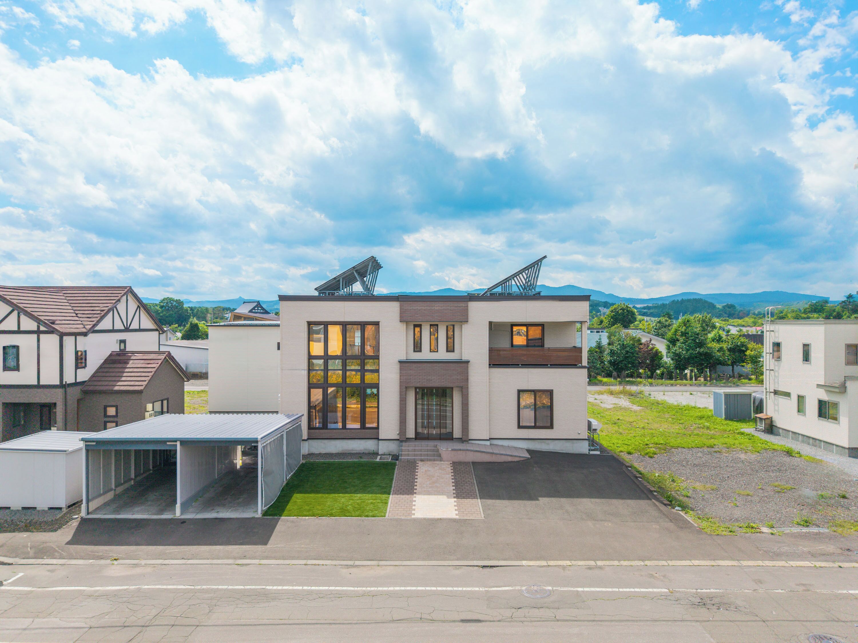 Ein modernes Gebäude mit Flachdach, großen Fenstern und Solaranlage.