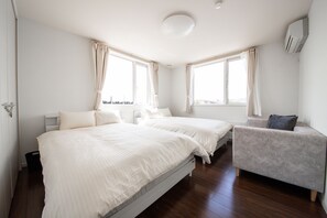 4 chambres, bureau, rideaux occultants, fer et planche à repasser