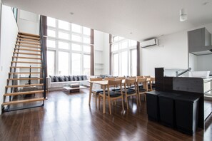 Living area - THE BEEHIVE KAMIFURANO (Kamifurano)