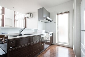 Grand réfrigérateur, micro-ondes, plaque de cuisson, grille-pain