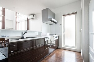 Refrigerador con freezer, microondas, placa de cocina, tostadora