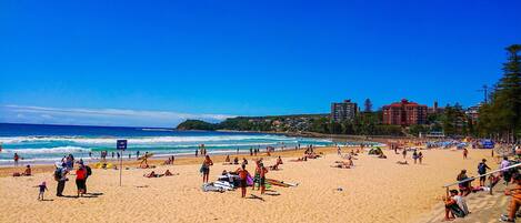 Una playa cerca, toallas de playa