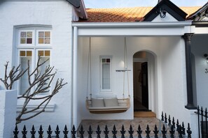 Exterior detail - Ultimate Luxury 100m from Manly Beach. Sensational 3br House with Cedar Hot Tub (Manly)