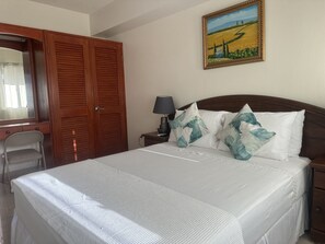 1 chambre, coffre-fort, fer et planche à repasser