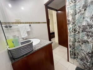 Shower, hair dryer, towels, soap - St. Lawrence Suites - Suite Four (Christ Church)