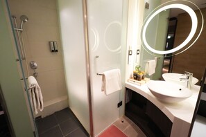 Luxury Triple Room | Bathroom | Slippers, towels - Epoch Hotel (Kowloon)