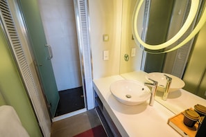 Family Quadruple Room | Bathroom | Slippers, towels - Epoch Hotel (Kowloon)
