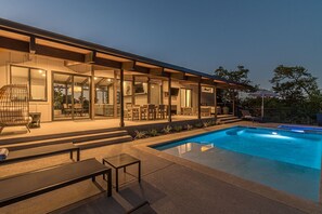 Alberca al aire libre y alberca climatizada