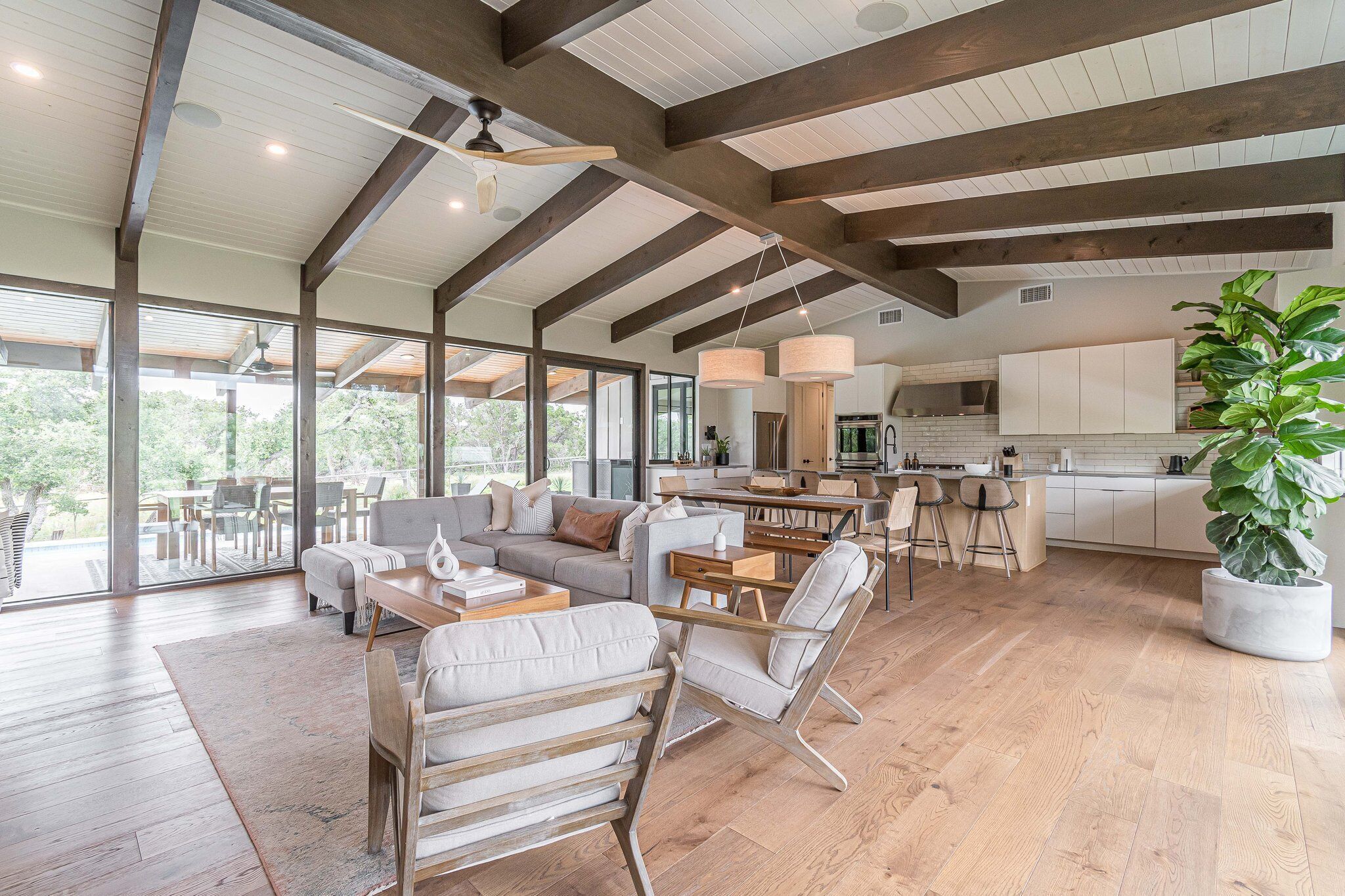 Smart-TV, Videospiele, Tischfußball, Computerbildschirme