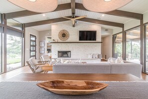 Smart TV, videojuegos, futbolito y monitor de computadora 