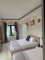 Habitación familiar doble, varias camas | Minibar, sistema de insonorización, wifi gratis y ropa de cama