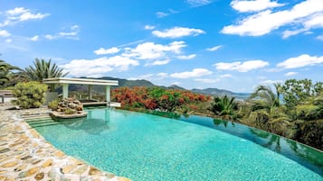 Una piscina al aire libre, una piscina climatizada
