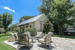 Terrace/patio - Fern Cottage: 2 blocks to Main/Shared Hot tub (Fredericksburg)