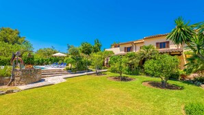 A well-maintained garden with a swimming pool, palm trees, and a house with a tiled roof. - MARINA (POLLENÇA)  - Charming country house with private swimming pool and free WiFi (Pollença)