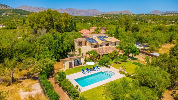 A villa with a swimming pool, solar panels, and a view of mountains. - MARINA (POLLENÇA)  - Charming country house with private swimming pool and free WiFi (Pollença)