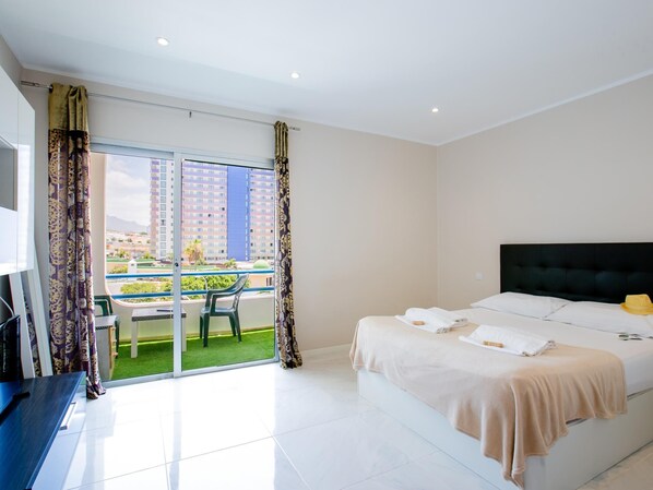 Een strijkplank/strijkijzer, beddengoed