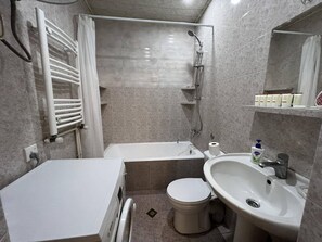 シャワー、ヘアドライヤー、タオル