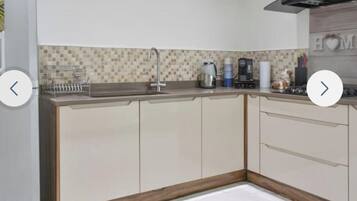 Geladeira, fogão, cafeteira/chaleira