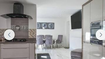 Geladeira, fogão, cafeteira/chaleira