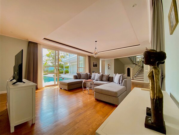 TV - Large luxury enclosed villa, perfect location (Berawa)