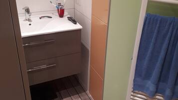 Towels, shampoo, toilet paper