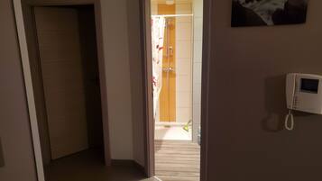 Toallas, shampoo, papel de baño