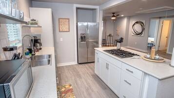 4 bedrooms, desk