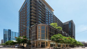 A multi-story hotel with a prominent entrance, large windows, and a modern architectural design. - Austin Awesome Studio Apartment (Austin)
