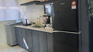 Geladeira, micro-ondas, chaleira elétrica, cadeirão de bebê