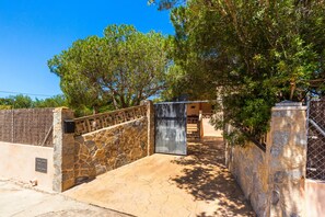 Property grounds - Family-friendly villa with roof terrace - Casa Antonio (Cala Llombards)