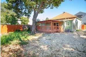 3 bedrooms - 3 BR 1 BA Remodeled Home Near Downtown (San Antonio)