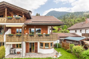 Exterior - Apartment "Alpblick Zugspitze" with Mountain View, Balconies & Wi-Fi (Garmisch-Partenkirchen)