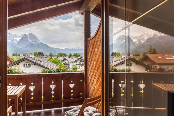 Property grounds - Apartment "Alpblick Zugspitze" with Mountain View, Balconies & Wi-Fi (Garmisch-Partenkirchen)