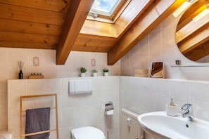 Badkar, hårtork och handdukar