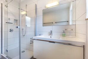 Dusche, Haartrockner, Handtücher