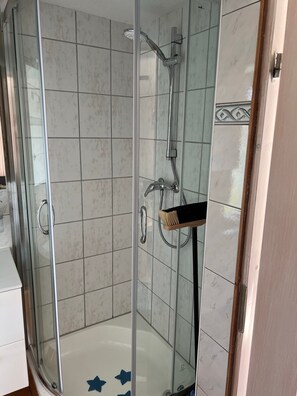 Douche, sèche-cheveux, serviettes fournies