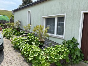 Property grounds - Studio Apartment "Bungalow" with Mountain View, Garden & Wi-Fi (Gager)