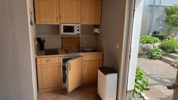 Een koelkast, een microgolfoven, een kookplaat