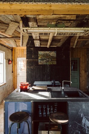 Kjøleskap, kokeplater, kaffetrakter/tekoker og vannkoker